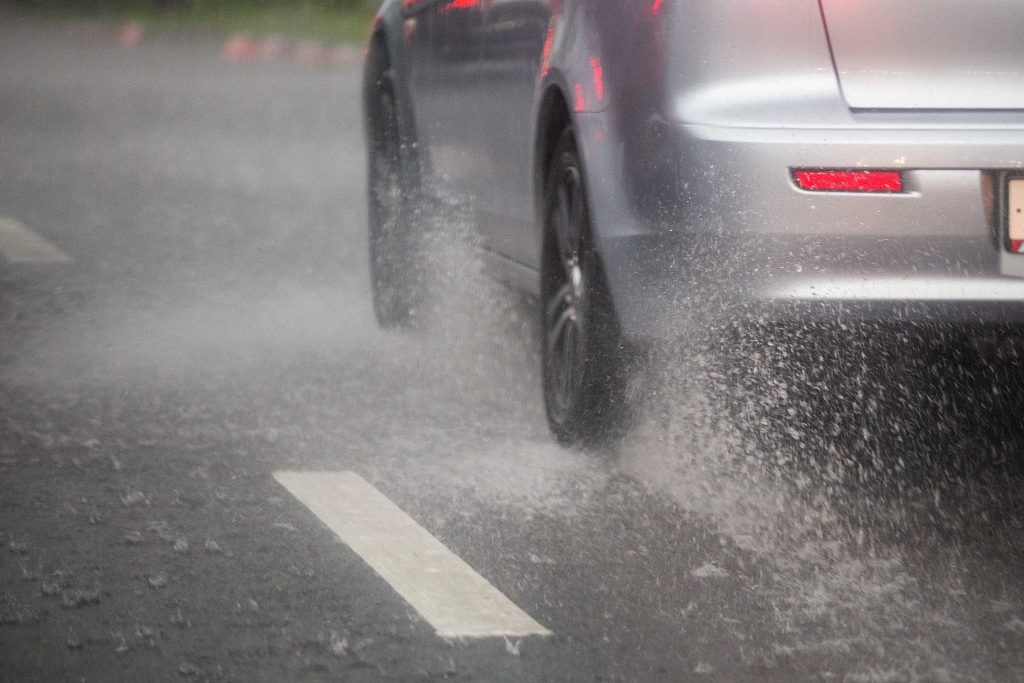A Ocorrência De Aquaplanagem é Agravada Quando - CARINFO